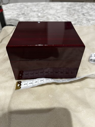 Red wooden square jewellery - square,